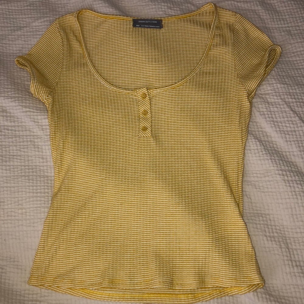 White & yellow stripped tee